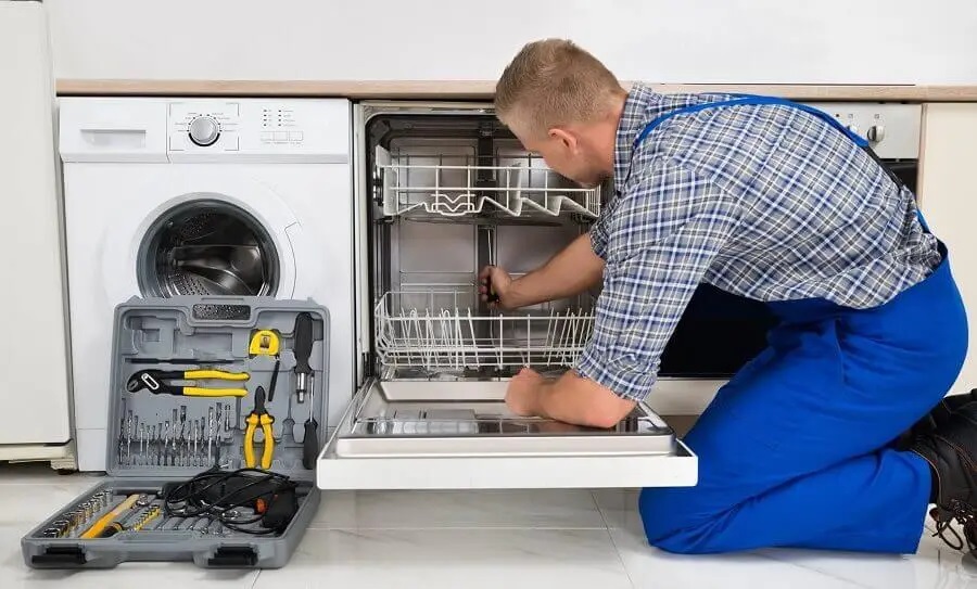 Ödemiş Viessmann servisi teknisyen ekibi beyaz eşya tamiri yaparken